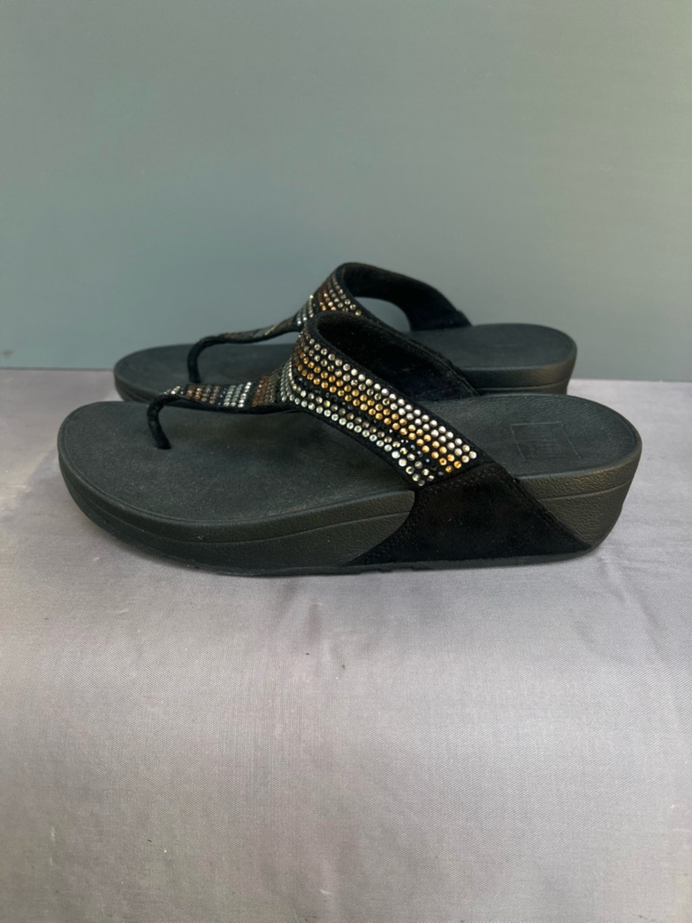 FitFlop Aztec Chada mosaic metallic micro-studs Toe-Post Sandals. SZ 7